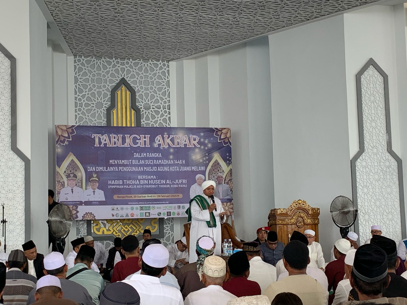 TAUSIYAH: Pimpinan Majelis Asy Syarobut Thohur Kubu Raya, Habib Thoha Bin Husein Aljufri, saat memberikan tausiyah di depan ribuan Jamaah Masjid Agung Kota Juang, Kabupaten Melawi, Jumat (28/2).