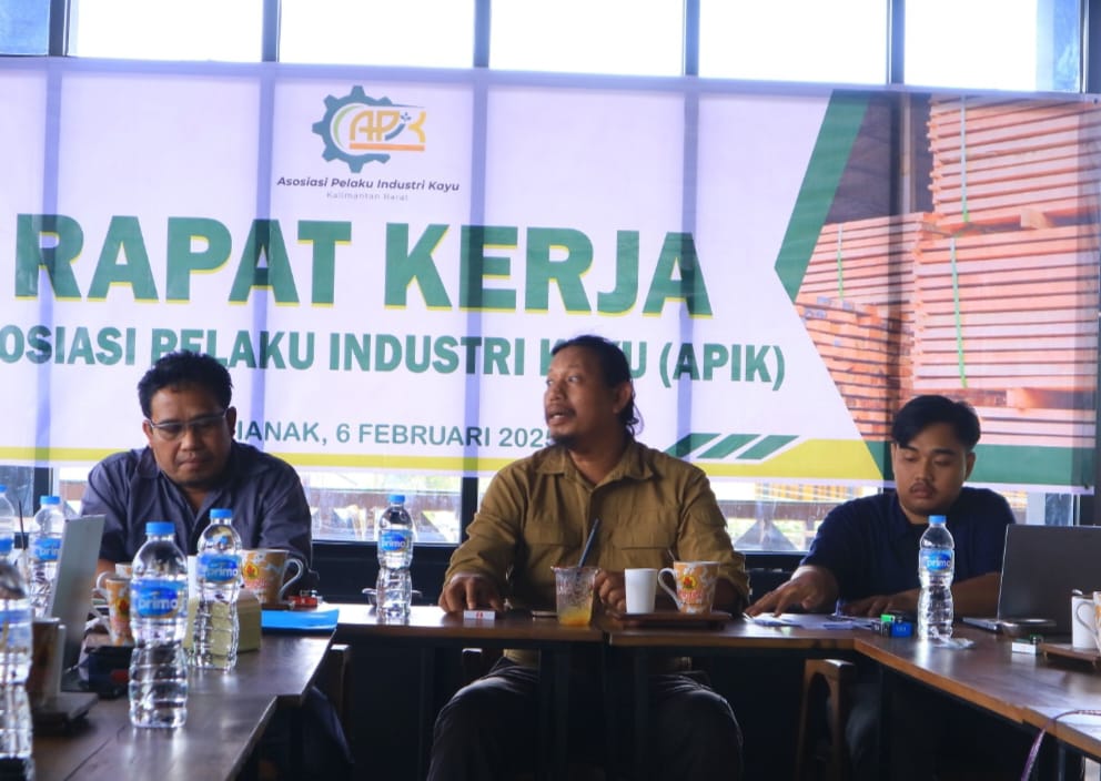 Asosiasi Pelaku Industri Kayu (APIK) Kalimantan Barat saat menggelar rapat kerja.