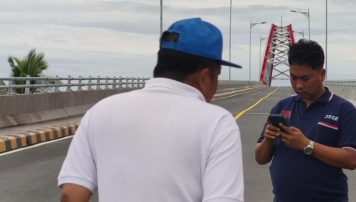 TINJAU: Sekretaris Daerah Kabupaten Sambas, Fery Madagaskar (bertopi), meninjau langsung kesiapan open traffic JSSB di Desa Makrampai, Kecamatan Tebas, pada Sabtu (1/3).