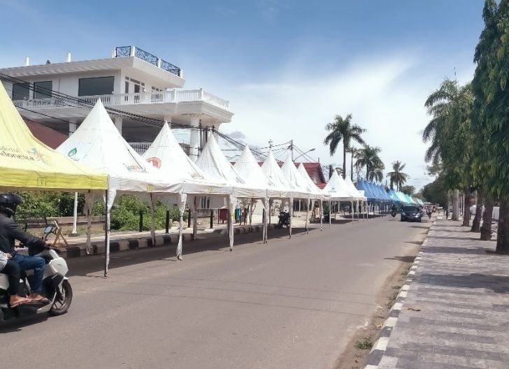 TENDA TAKJIL: Kemeriahan Ramadan di Kota Singkawang kian terasa dengan kehadiran Ramadan Fair 2025. Sebanyak 75 tenda UMKM di Mess Daerah, Jalan Merdeka disiapkan panitia untuk berjualan takjil.