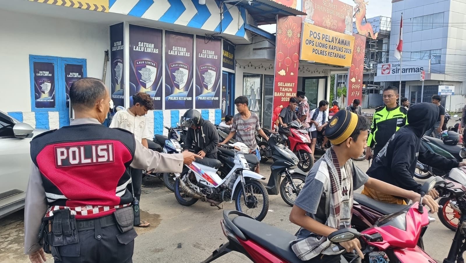 AMANKAN: Pelaku balap liar setelah sahur diamankan oleh jajaran Satlantas Polres Ketapang, Sabtu (1/3).