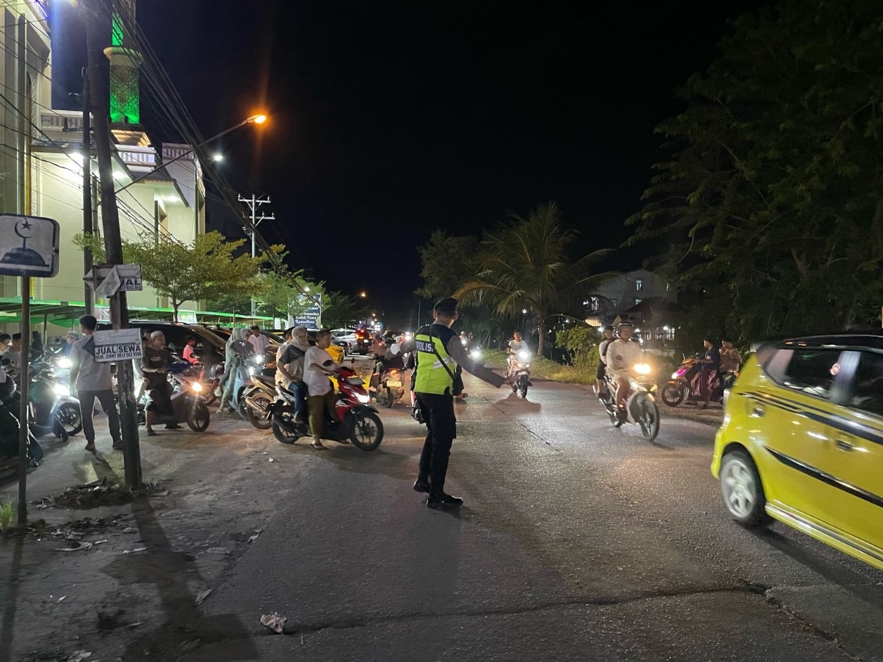 AMANKAN: Personel Polres Kubu Raya tampak melakukan pengamanan disejumlah ruas titik Kubu Raya, terutama saat pelaksanaan salat tarawaih, pada Sabtu malam (2/3).
