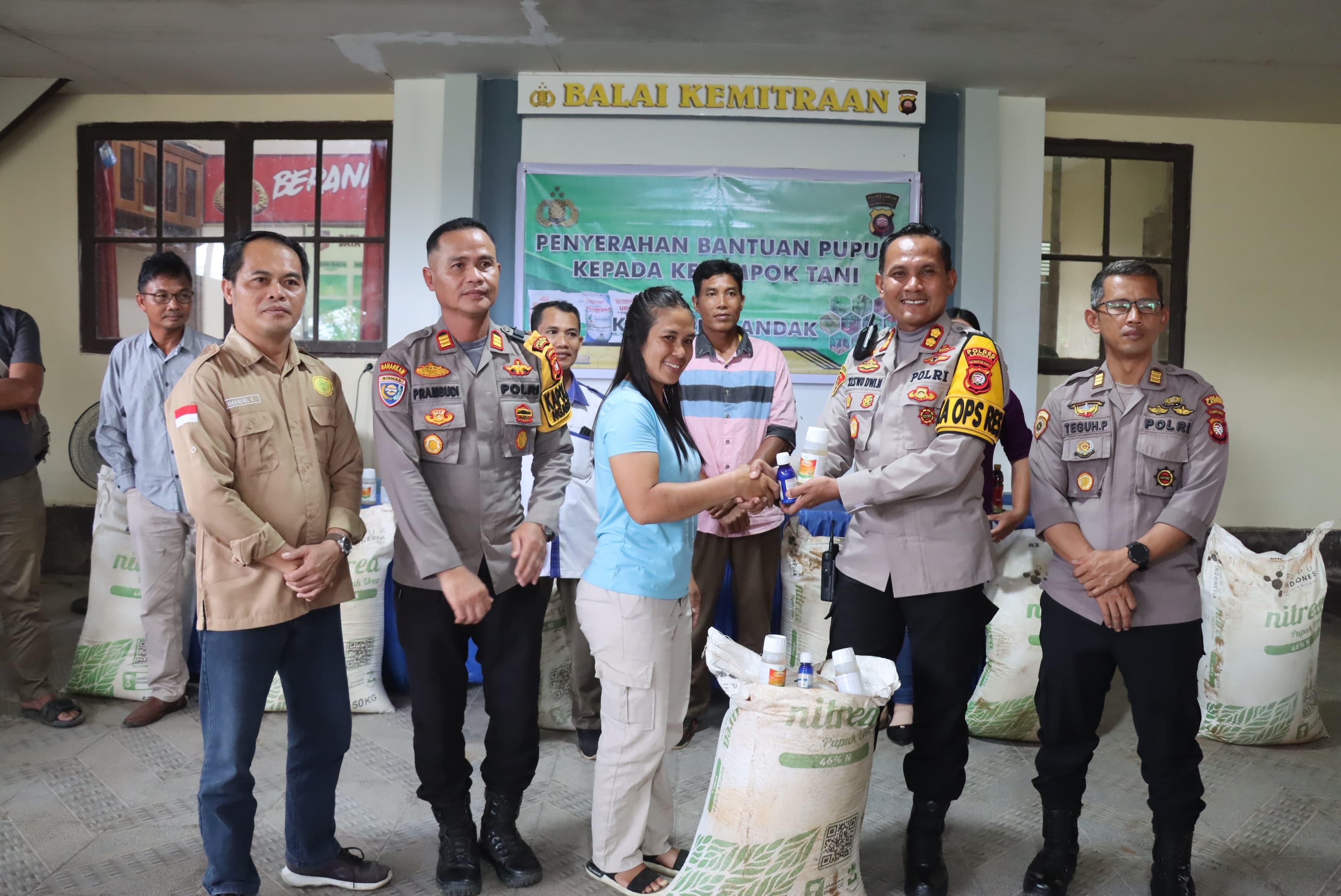 BANTUAN: Kapolres Landak AKBP Siswo Dwi Nugroho saat menyerahkan bantuan pupuk urea dan pestisida kepada kelompok tani guna mendukung program swasembada pangan, pada Sabtu (1/3).