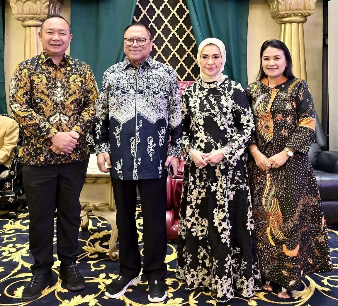 SILATURRAHMI: Bupati Ketapang, Alexander Wilyo, bersama istri menghadiri undangan dari Osman Sapta Odang di Jakarta, Sabtu (1/3).