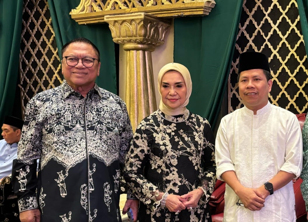 DIABADIKAN: Bupati Sambas, Satono berfoto bersama Ketua Umum Partai Hanura, Oesman Sapta Odang dan istri di kediamannya di Jakarta pada Sabtu (1/3).