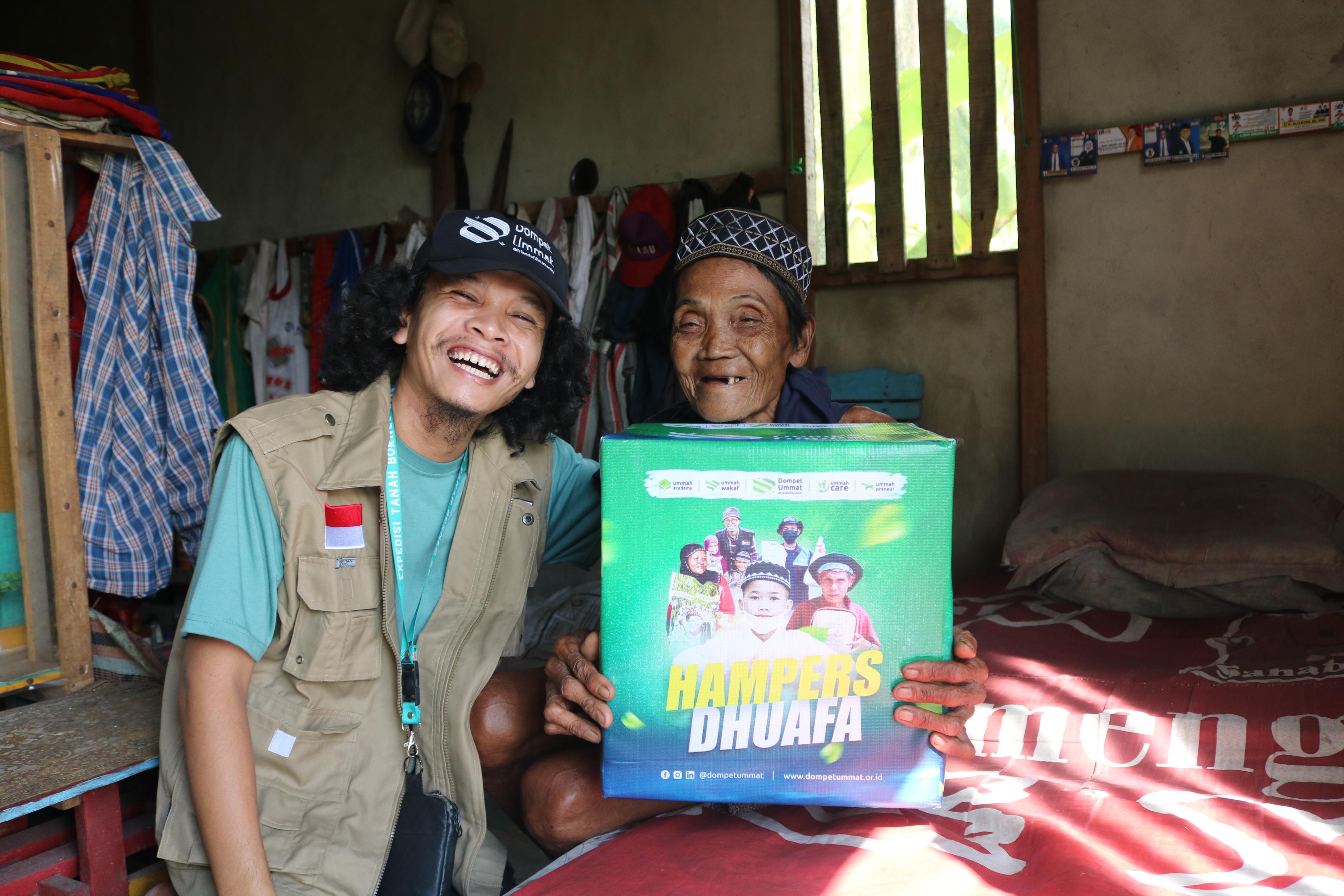 Dompet Ummat Kalimantan Barat saat menyalurkan program sosial, Sabtu (1/3/2025).