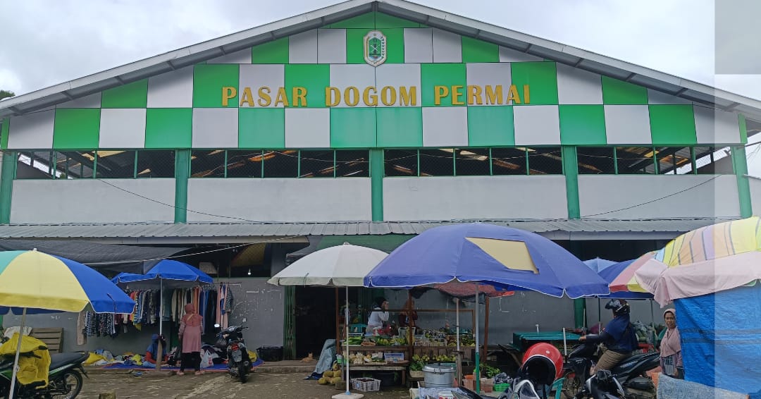 MEMPERIHATINKAN: Kondisi Pasar Dogom Permai di Putussibau saat ini memperihatinkan karena sudah tidak terawat, bahkan atapnya sudah bocor.