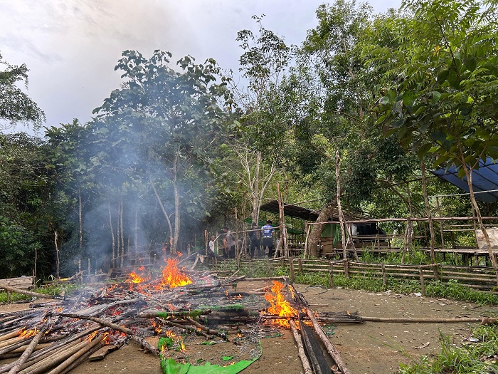 BAKAR: Polisi bakar arena judi sabung ayam di Kecamatan Silat Hilir.