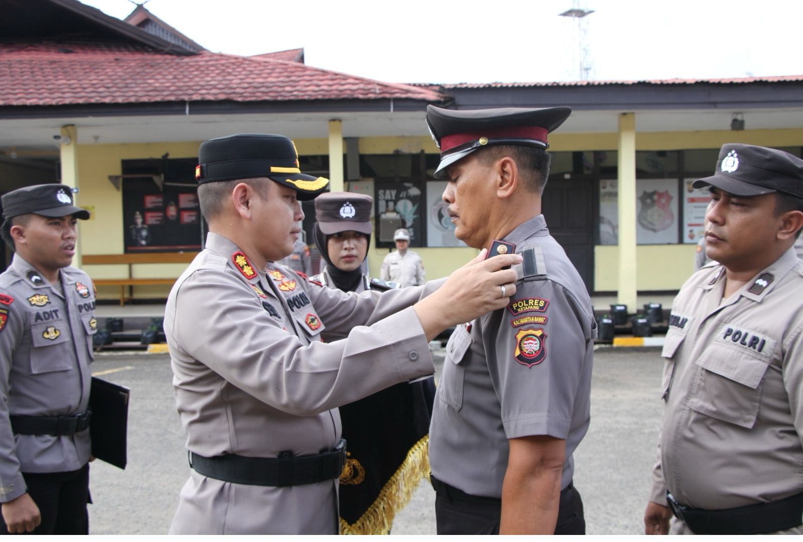 KENAIKAN PANGKAT: Kapolres Ketapang, AKBP Setiadi, memimpin upacara kenaikan pangkat IPDA Sunarko, Senin (3/3).
