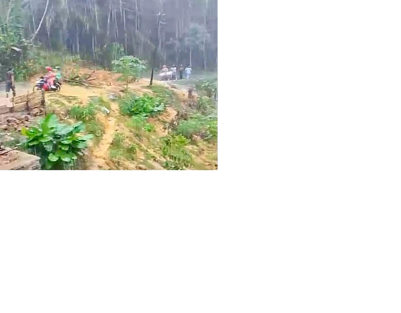 TUTUP JALAN: Kondisi tanah longsor yang terjadi di Bukit Seha, Kecamatan Sengah Temila, Kabupaten Landak, sempat menutup akses jalan.