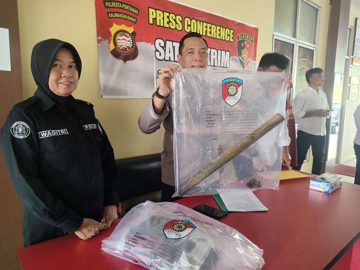 BARANG BUKTI: Kapolresta Pontianak Kombes Pol Adhe Hariadi memperlihatkan barang bukti berupa bambu yang digunakan tersangka F untuk memukul kepala bagian belakang korban, Muhammad Iqbal Syahputra.