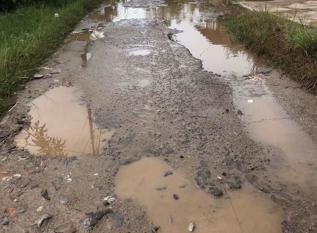 RUSAK: Salah satu ruas jalan di Desa Antibar tampak rusak parah pasca banjir.