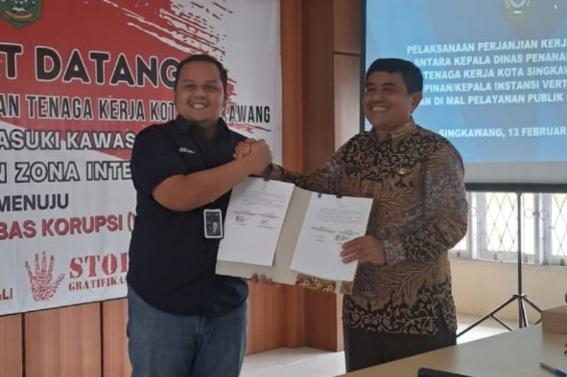 Penandatangan PKS dilakukan antara Kepala Dinas Penanaman modal dan Tenaga Kerja Kota Singkawang Yasmalizar dengan Pimpinan Cabang BRI Singkawang Muhamad Arsyad Farmadi.