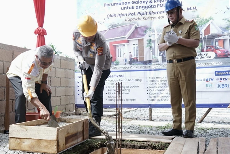 peletakan batu pertama pembangunan perumahan bersubsidi bagi pegawai negeri pada Polri di lingkungan Polda Kalbar, Selasa (4/3/2025).