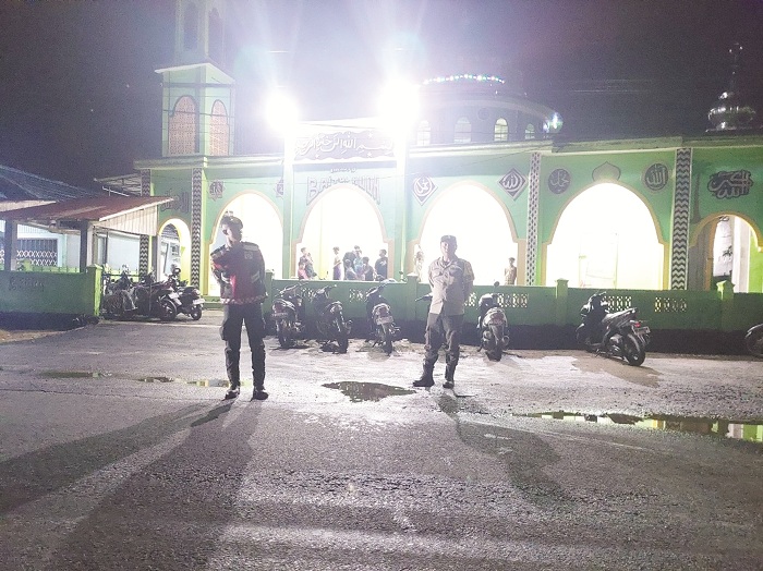 PENGAMANAN :Personil Polsek Singkawang Timur melakukan pengamanan ibadah Salat Isya dan Tarawih.
