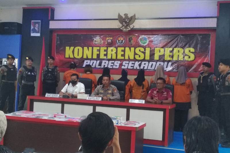 Kepolisian Resor (Polres) Sekadau menggelar konferensi pers ungkapan kasus arisan bodong pada Selasa (4/3).