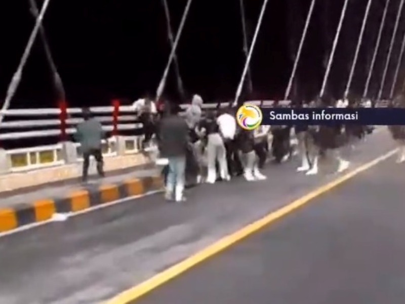 Tangkapan layar video perkelahian kelompok remaja di Jembatan Sungai Sambas Besar (JSBB), Selasa (4/3) dini hari.