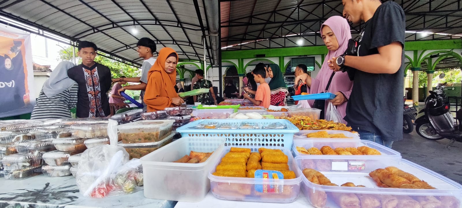 Sehabis sholat ashar di Masjid Al Fatwa Sungai Raya, Kubu Raya, para ibu-ibu dan bapak-bapak sedang berburu aneka panganan kuliner yang menyajikan hamper 100 menu berbeda untuk berbuka puasa.