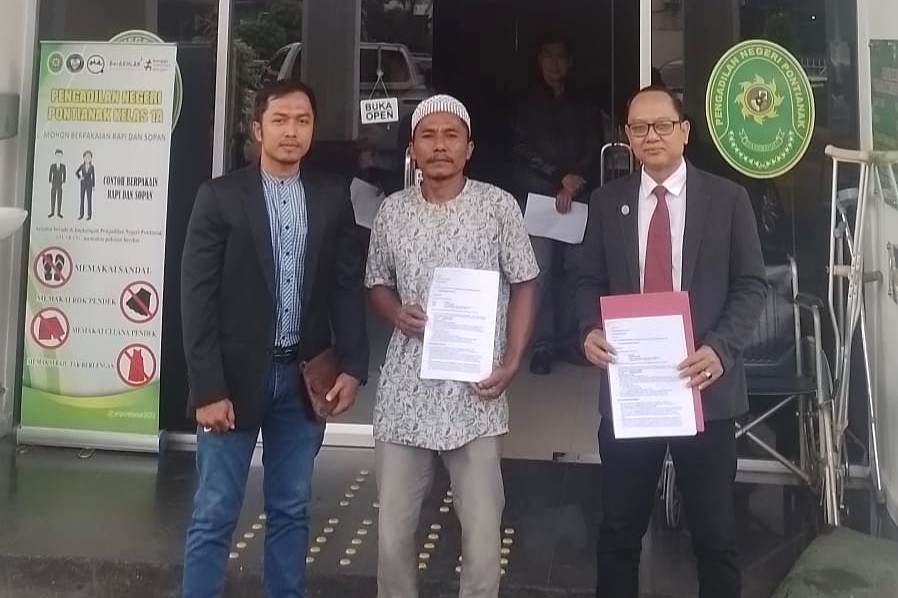 Mursid mengajukan gugatan perbuatan melawan hukum ke PN Pontianak dengan tergugat dan turut tergugat, BCA Finance Cabang Pontianak dan Bank Central Asia.