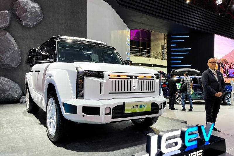 Chery J6 EV dipamerkan pada ajang Indonesia International Motor Show (IIMS) 2025, bulan lalu. Chery J6 EV adalah SUV listrik bergaya boxy yang memiliki performa tangguh dan teknologi canggih.