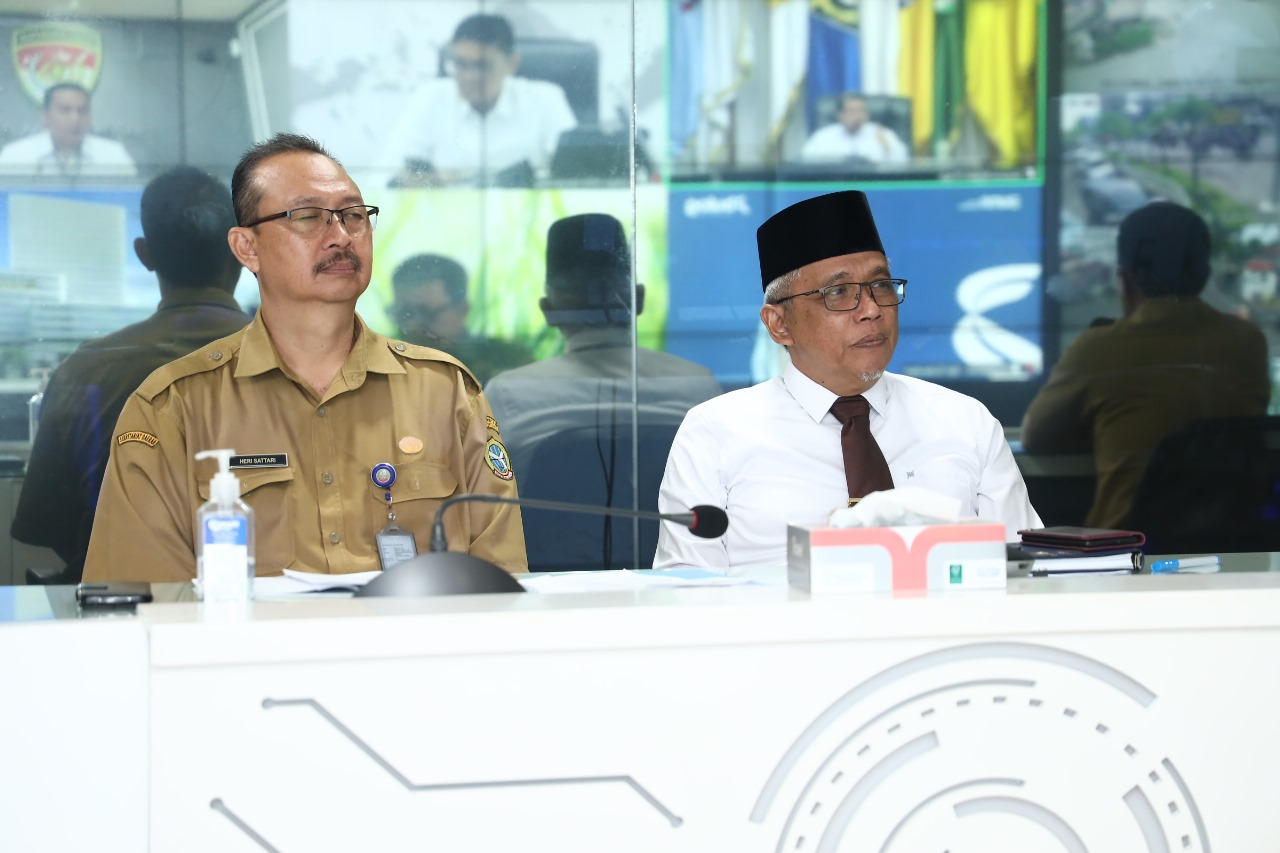 MEETING: Sekda Kota Pontianak Amirullah saat mengikuti zoom meeting rapat koordinasi pusat dan daerah di Ruang Pontive Center.