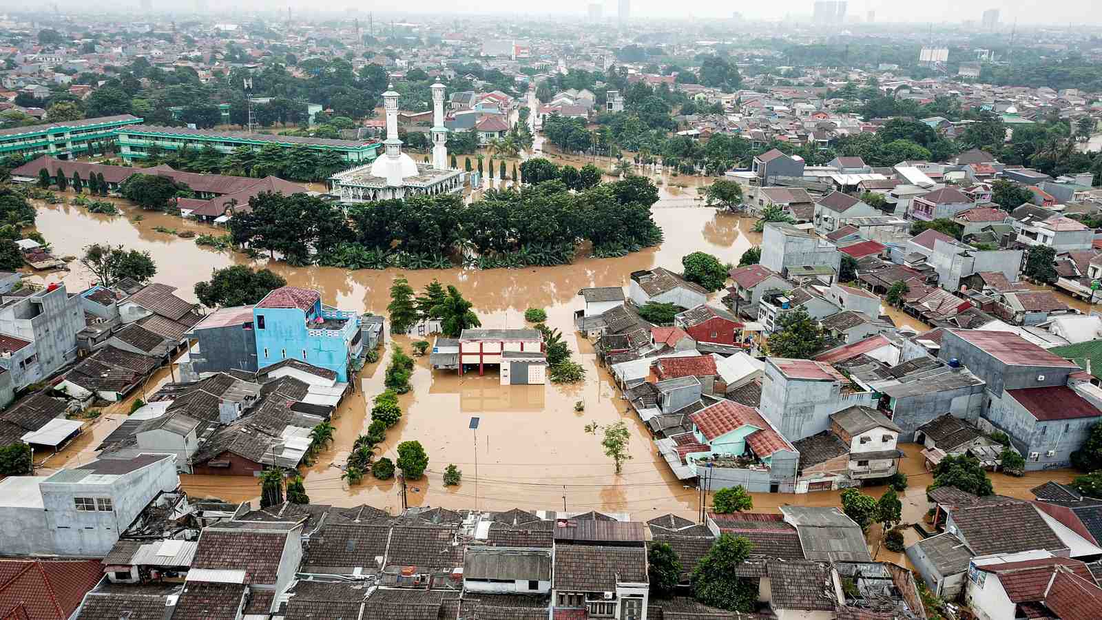 BANJIR JABODETABEK: Petugas mengevakuasi warga yang terjebak banjir di perumahan Villa Nusa Indah, Bogor, Jawa Barat, kemarin.