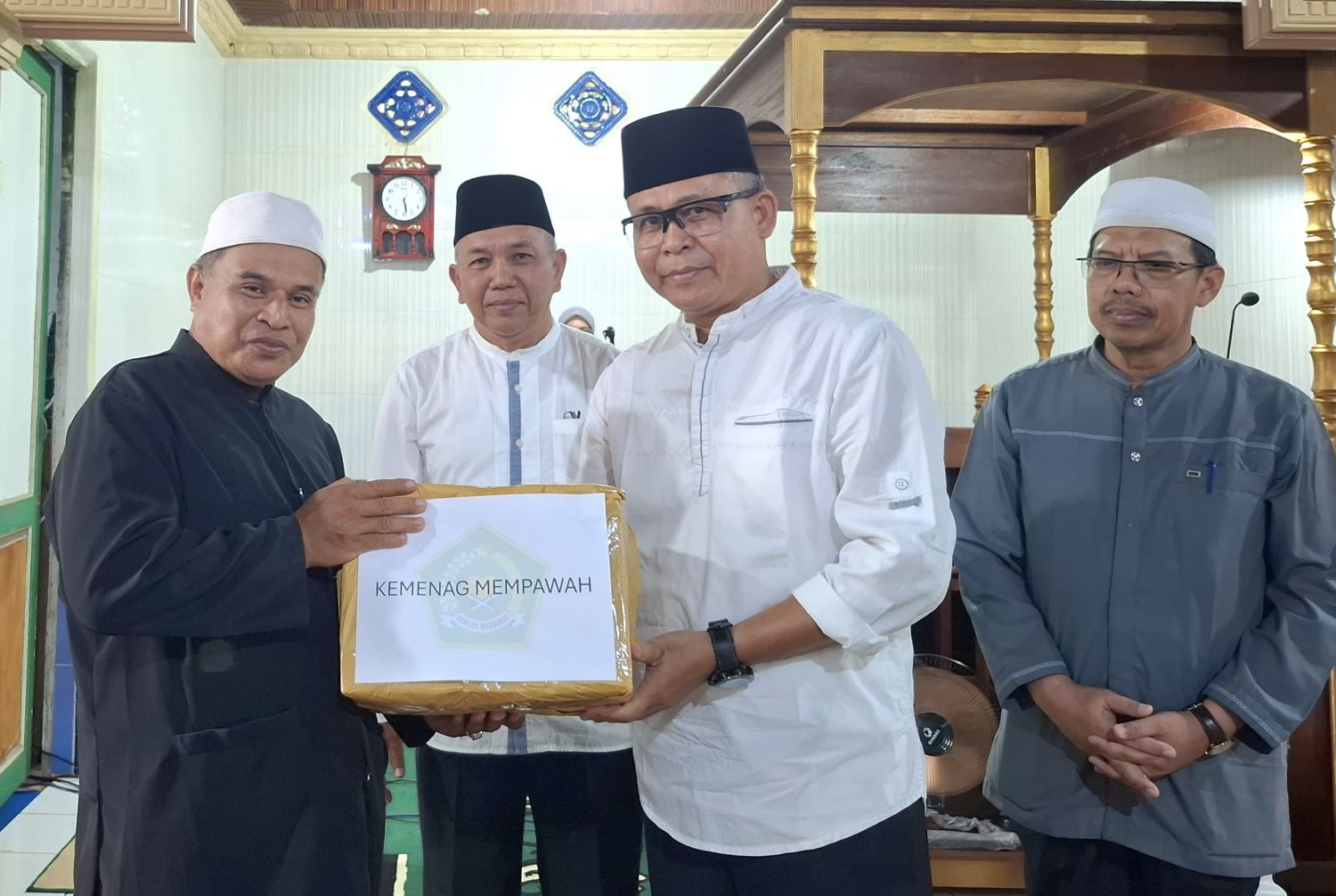 BANTUAN : Kakan Kemenag Ikhwan Pohan menyerahkan bantuan kepada pengurus Masjid Jami&rsquo;atul Muslimin.