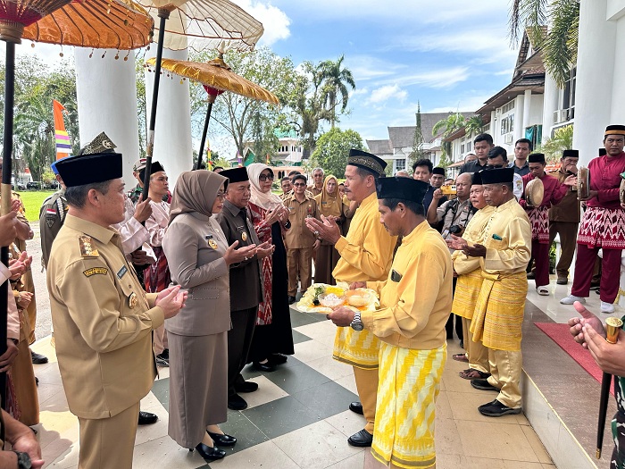 KEDATANGAN: Penyambutan kedatangan Bupati dan Wakil Bupati Mempawah yang juga turut didampingi Gubernur Kalbar.