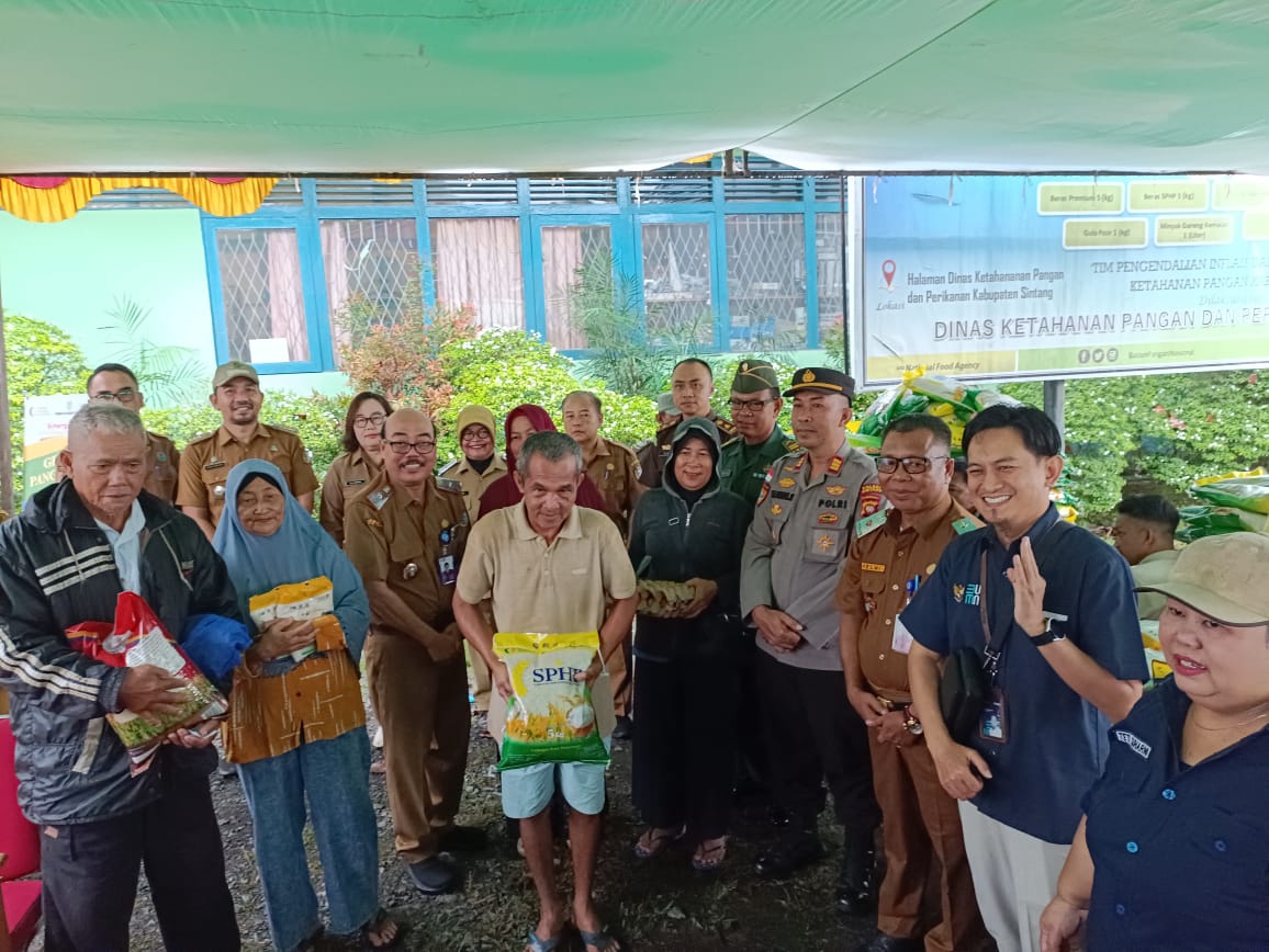 BELANJA : Masyarakat Sintang berbondong-bondong antri belanja menikmati program GMP dari Pemkab Sintang yang digelar di halaman DKPP Kabupaten Sintang.
