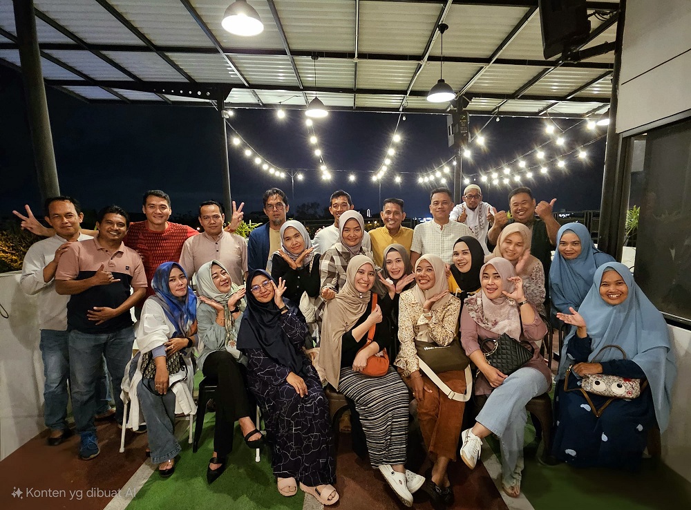 Para Alumni Pelajar SMP 10 (1), Angkatan 1993-1996 berkumpul di acara Bukber dan mengenang nyaris kebersamaan yang sudah berumur 30 tahun ini.