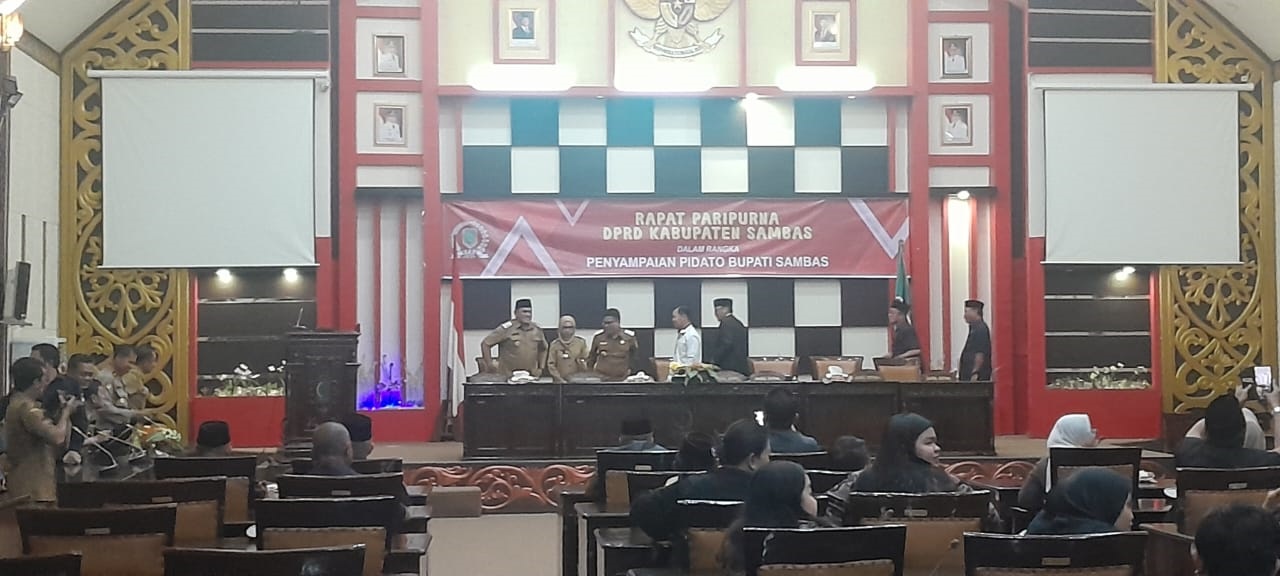 RAPAT PARIPURNA: Bupati dan Wakil Bupati Sambas hadir dalam Rapat Paripurna di Kantor DPRD Kabupaten Sambas Selasa (4/4), sebagai bagian dari agenda penyampaian pidato pasca-pelantikan.