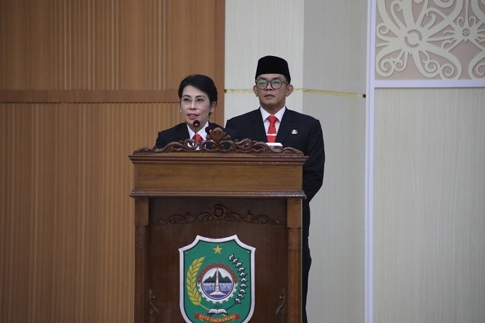 PIDATO : Wali Kota Singkawang Tjhai Chui Mie dan Wakil Wali Kota Muhammadin menyampaikan pidato perdana di DPRD Kota Singkawang, menegaskan komitmen mewujudkan visi Singkawang Juara pada Senin, (3/3).