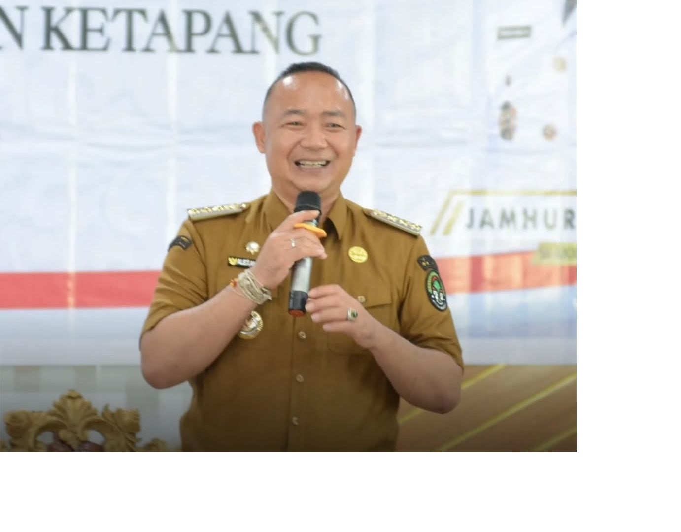 ARAHAN : Bupati Ketapang, Alexander Wilyo, memberikan arahan saat memimpin rapat bersama seluruh jajaran di lingkungan Pemkab Ketapang, Senin (3/3) sore.