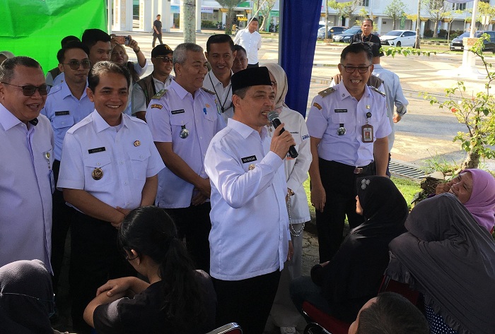 OPERASI PASAR: Gubernur Kalbar Ria Norsan saat meninjau pelaksanaan operasi pasar yang digelar bersamaan dengan kick off Serambi Ramadhan, Rabu (5/3).