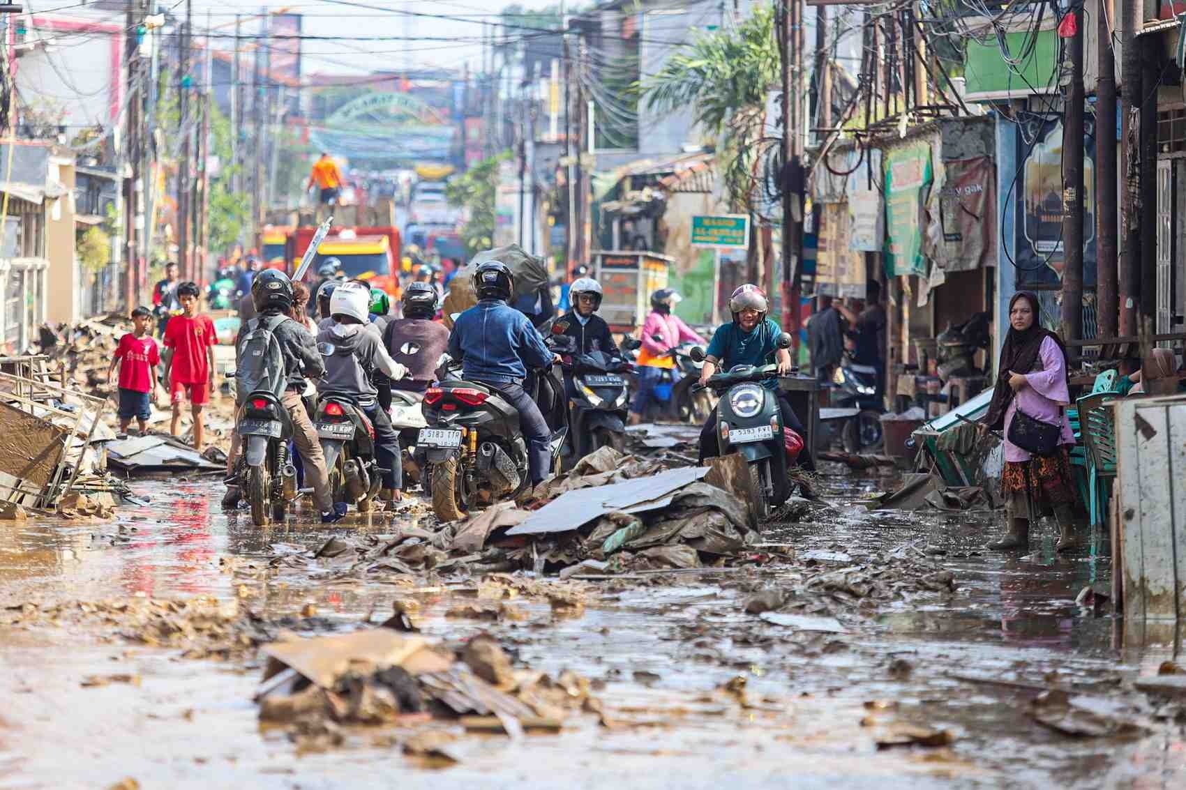 DAMPAK BANJIR: Suasana pasca banjir di Perumahan Pondok Gede Permai, Bekasi, Jawa Barat, Rabu (5/3).