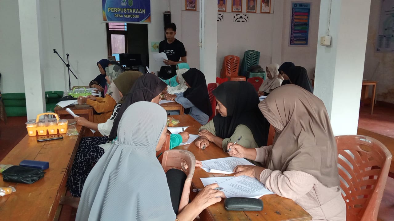 Gemawan saat melakukan asesmen komoditas lokal di enam Kabupaten/Kota di Kalimantan Barat.