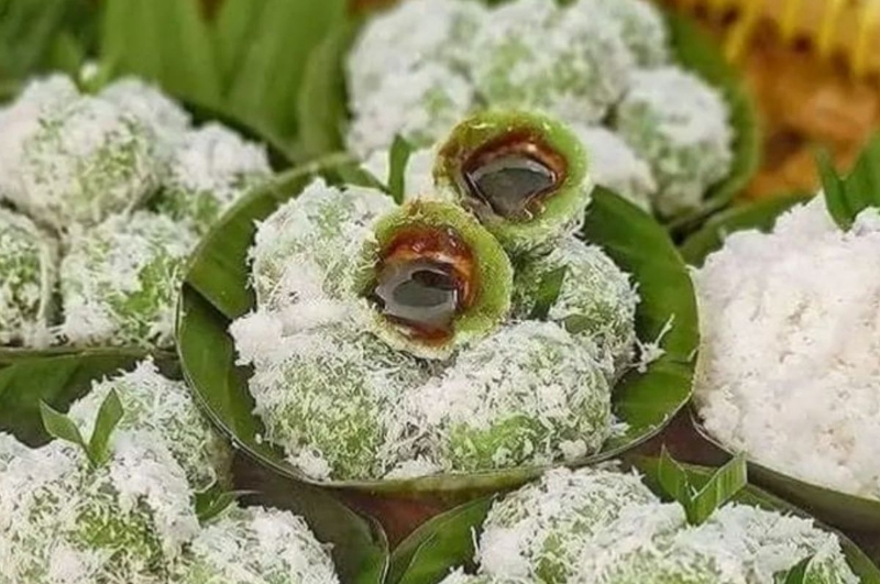 Kue tradisional klepon.