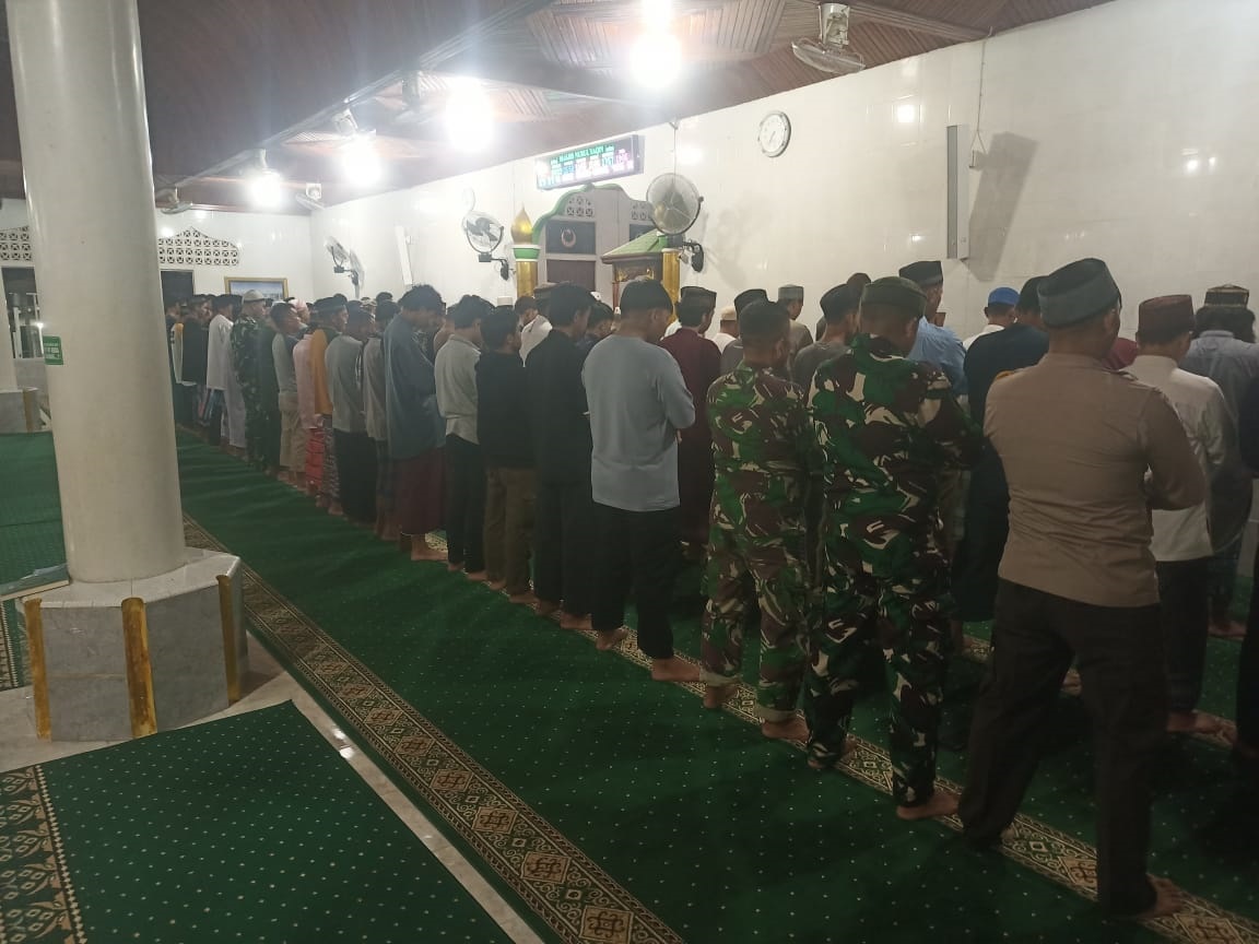 TARAWIH: Polsek Air Besar siagakan personel Bhabinkamtibmas untuk menjaga kelancaran salat tarawih.