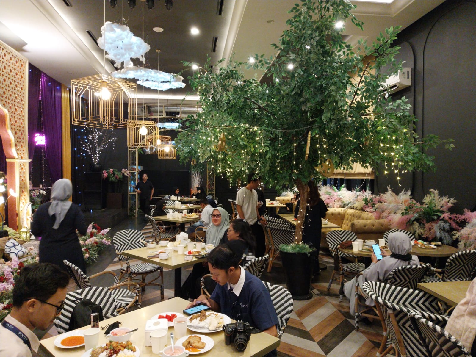 BERBUKA : Suasana berbuka di Orchardz Hotel Ayani Pontianak ditemani dengan dekorasi bertema 1001 malam.