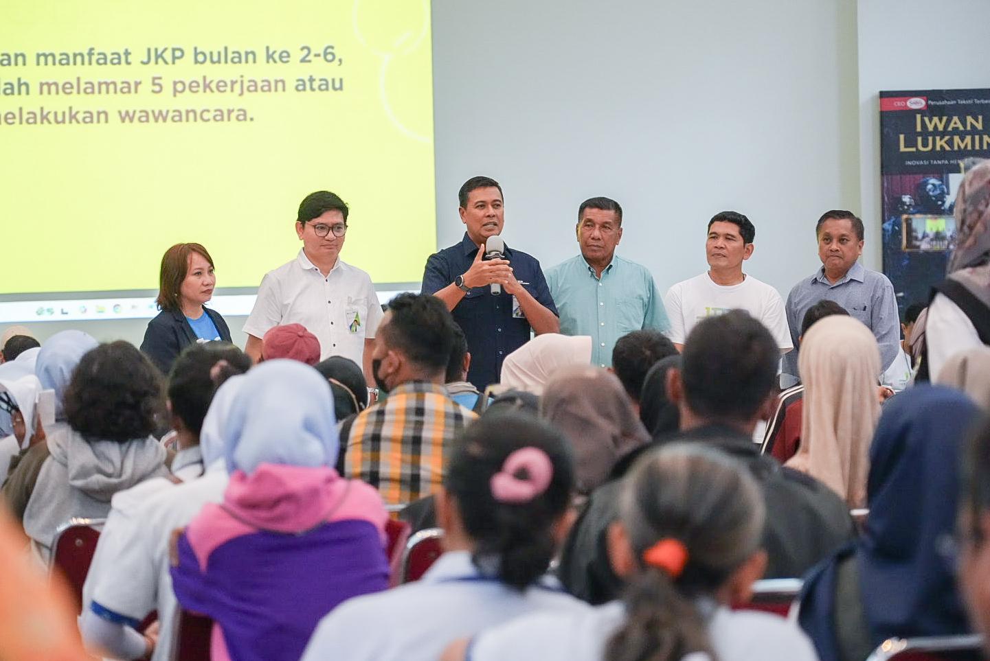 Direktur Utama BPJS Ketenagakerjaan, Anggoro Eko Cahyo saat melakukan peninjauan layanan prioritas yang dibuka untuk PT Sritex.