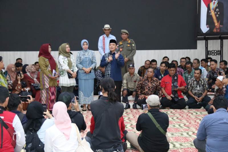 Gubernur Kalbar Ria Norsan menemui sejumlah guru honorer yang mendatangi Kantor Gubernur Kalbar, Kamis (6/3/2025) siang.