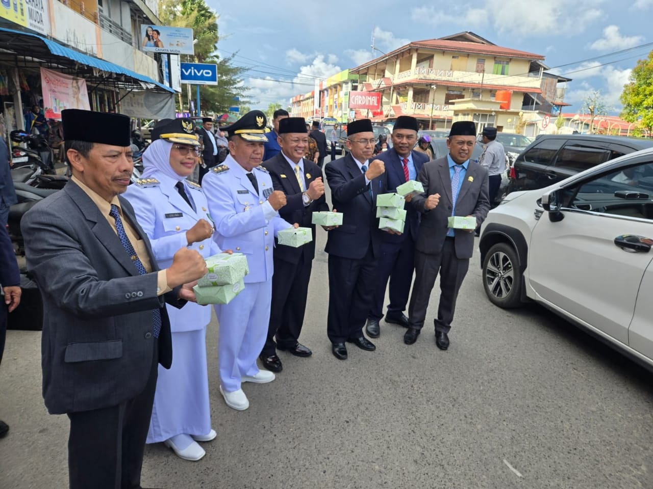 TAKJIL : Jajaran eksekutif dan legislatif membagikan takjil di Waterfront Mempawah.