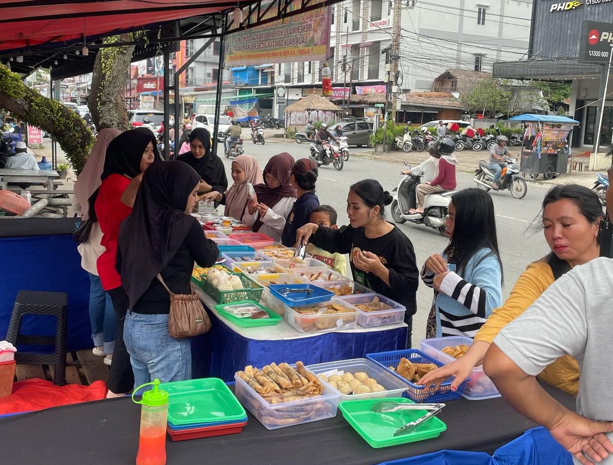 KANTIN RAMADAN: Suasana&nbsp;Kantin Ramadan Yumna saat masyarakat berburu makanan untuk berbuka puasa.
