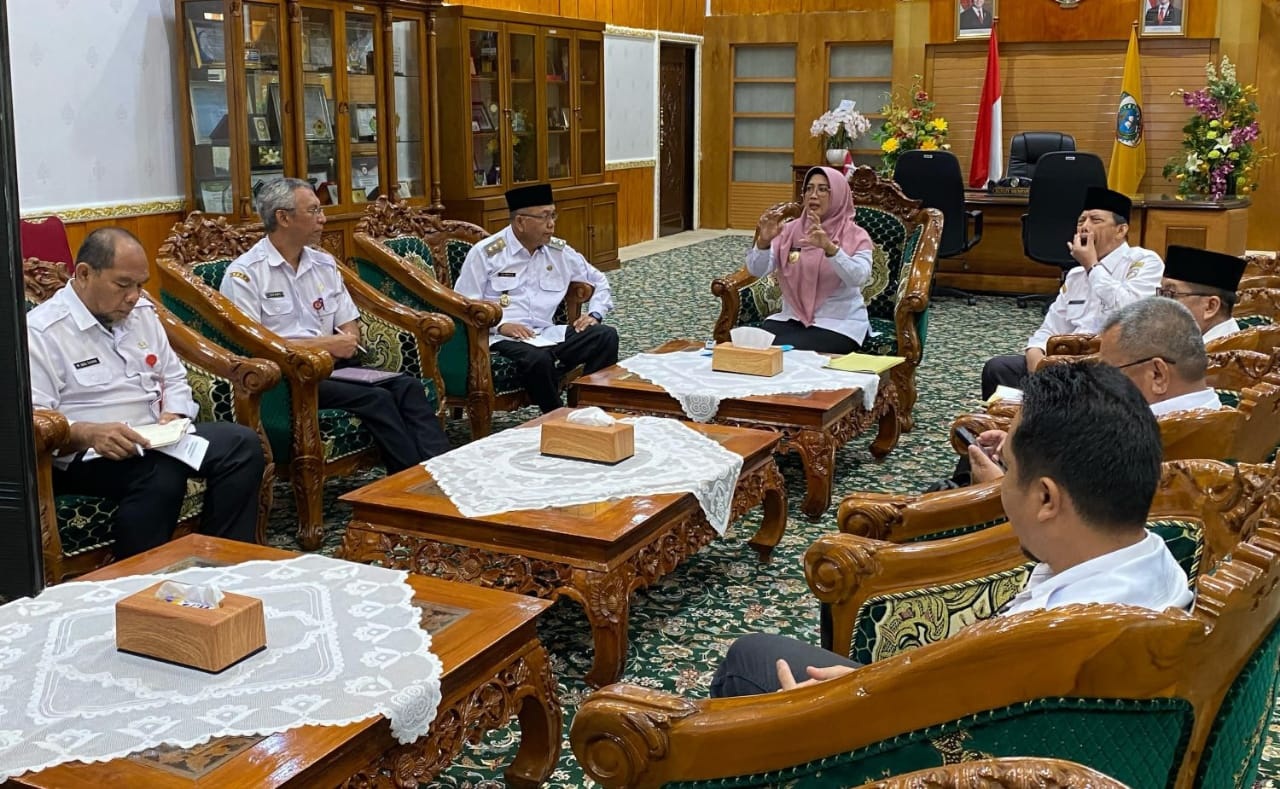 RAPAT : Bupati Erlina memimpin rapat kerja dihari pertama kerjanya.
