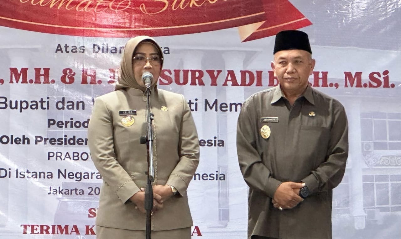 Bupati Erlina didampingi Wabup Juli Suryadi dalam acara ramah tamah di Kantor Bupati Mempawah.