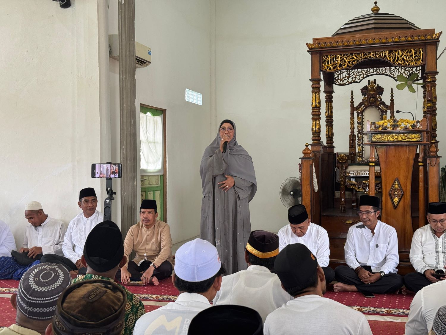RAMADAN: Bupati Mempawah Erlina saat menghadiri silaturahmi Ramadan di Masjid Nurushabah.
