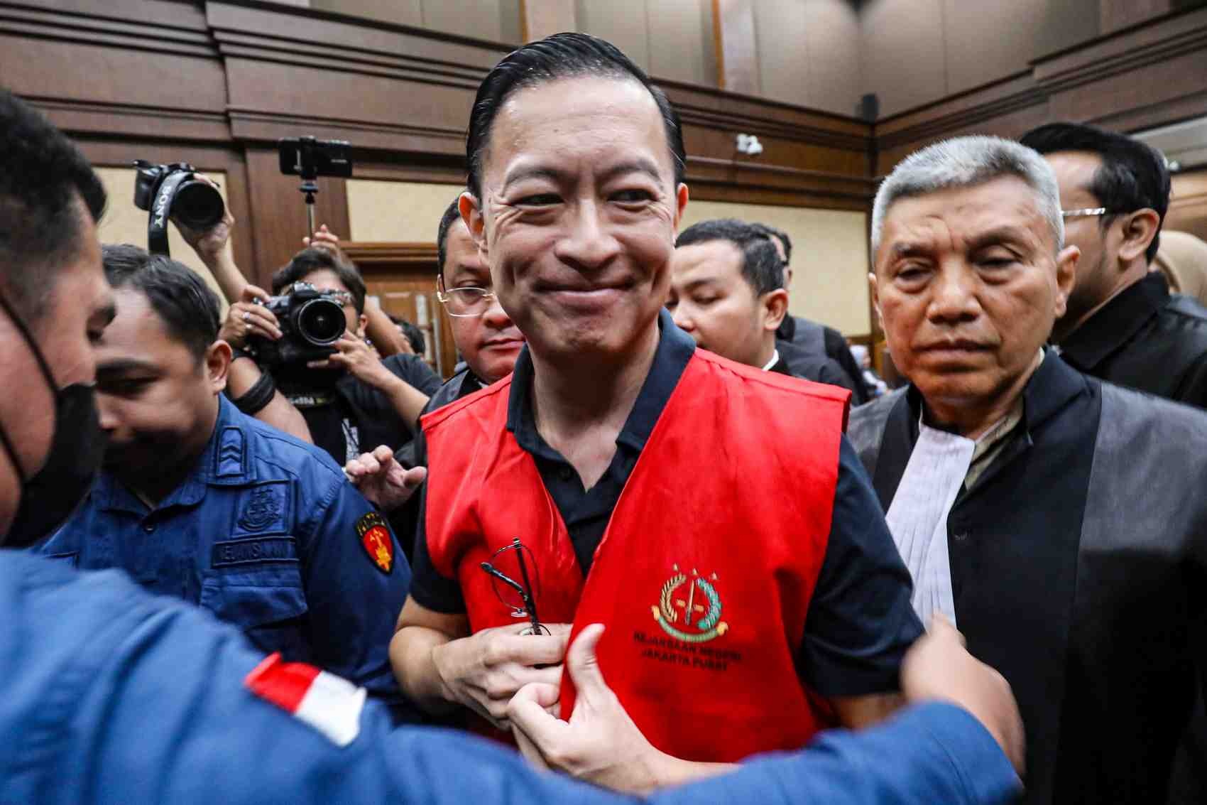 SIDANG PERDANA: Terdakwa Tom Lembong (kiri) usai sidang perdana kasus dugaan korupsi izin impor gula di Pengadilan Tipikor Jakarta, Kamis (6/3).