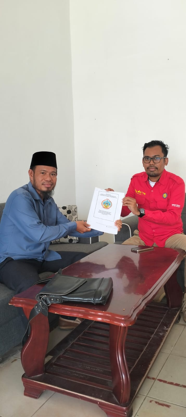 ASPIRASI: Anggota DPRD Kabupaten Kayong Utara, Kamiriluddin bertemu dengan Kepala PLN Sukadana untuk mempertanyakan proposal yang pernah disampaikan Pemerintah Desa Riam Berasap Jaya, Rabu , (5/3).
