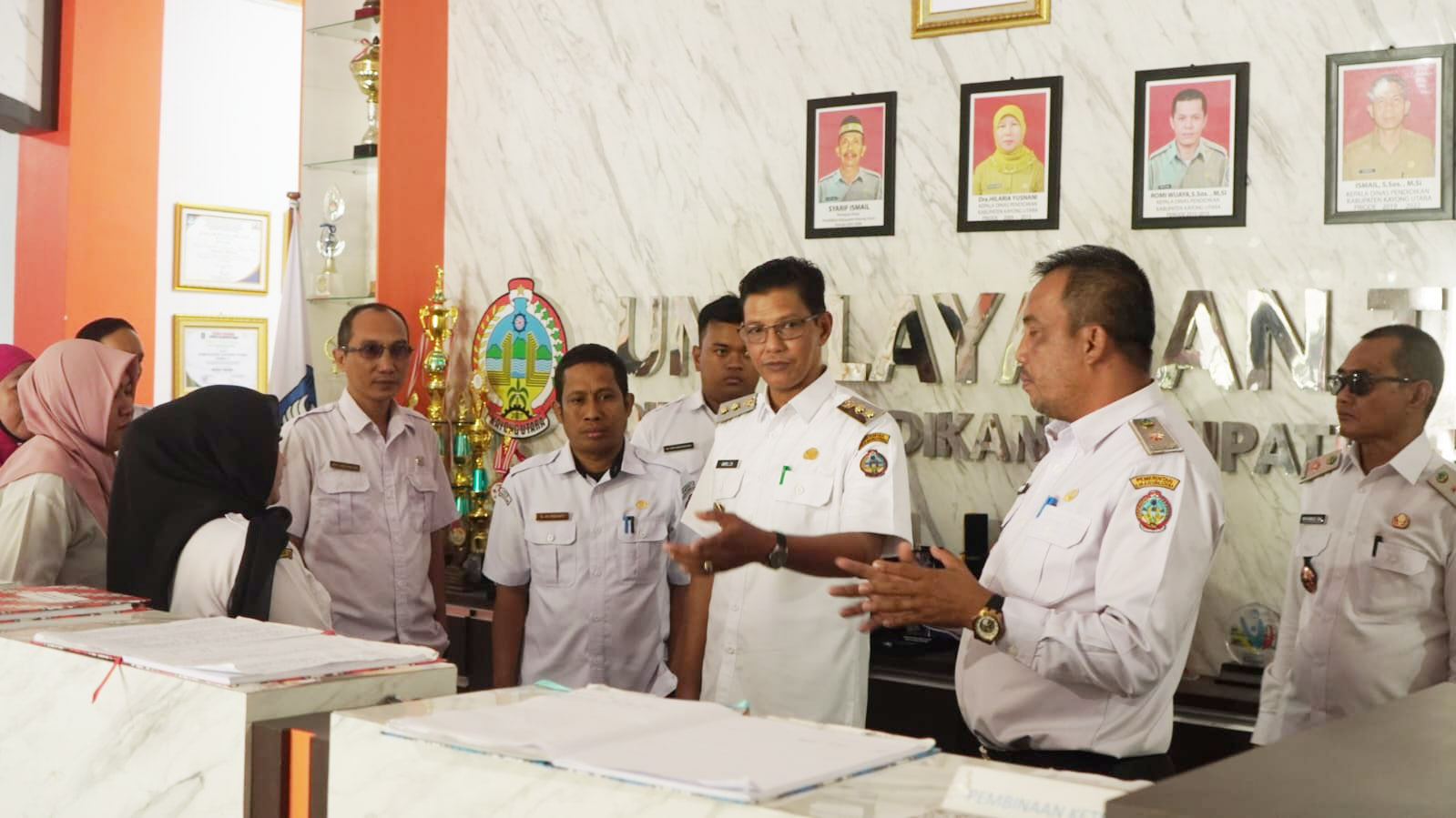 KUNJUGAN : Wakil Bupati Kayong Utara, Amru Chanwari melakukan kunjungan ke sejumlah Organisasi Perangkat Daerah (OPD) dan  Rumah Sakit Umum Daerah (RSUD) Sultan Muhammad Jamaludin I Sukadana.