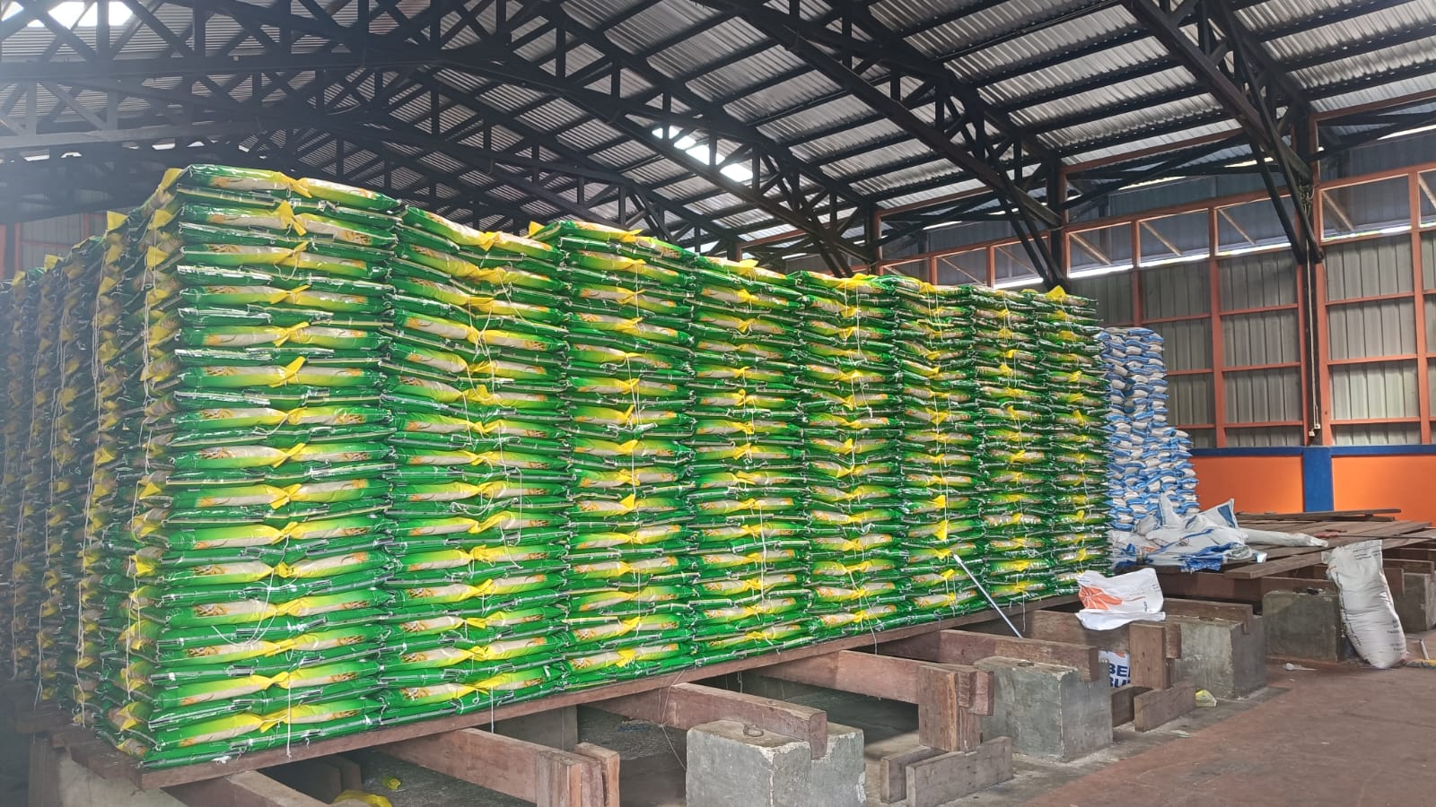 SPHP&nbsp; : Perum Bulog kembali menggelontorkan beras Stabilisasi Pasokan dan Harga Pangan (SPHP) ke pasar.